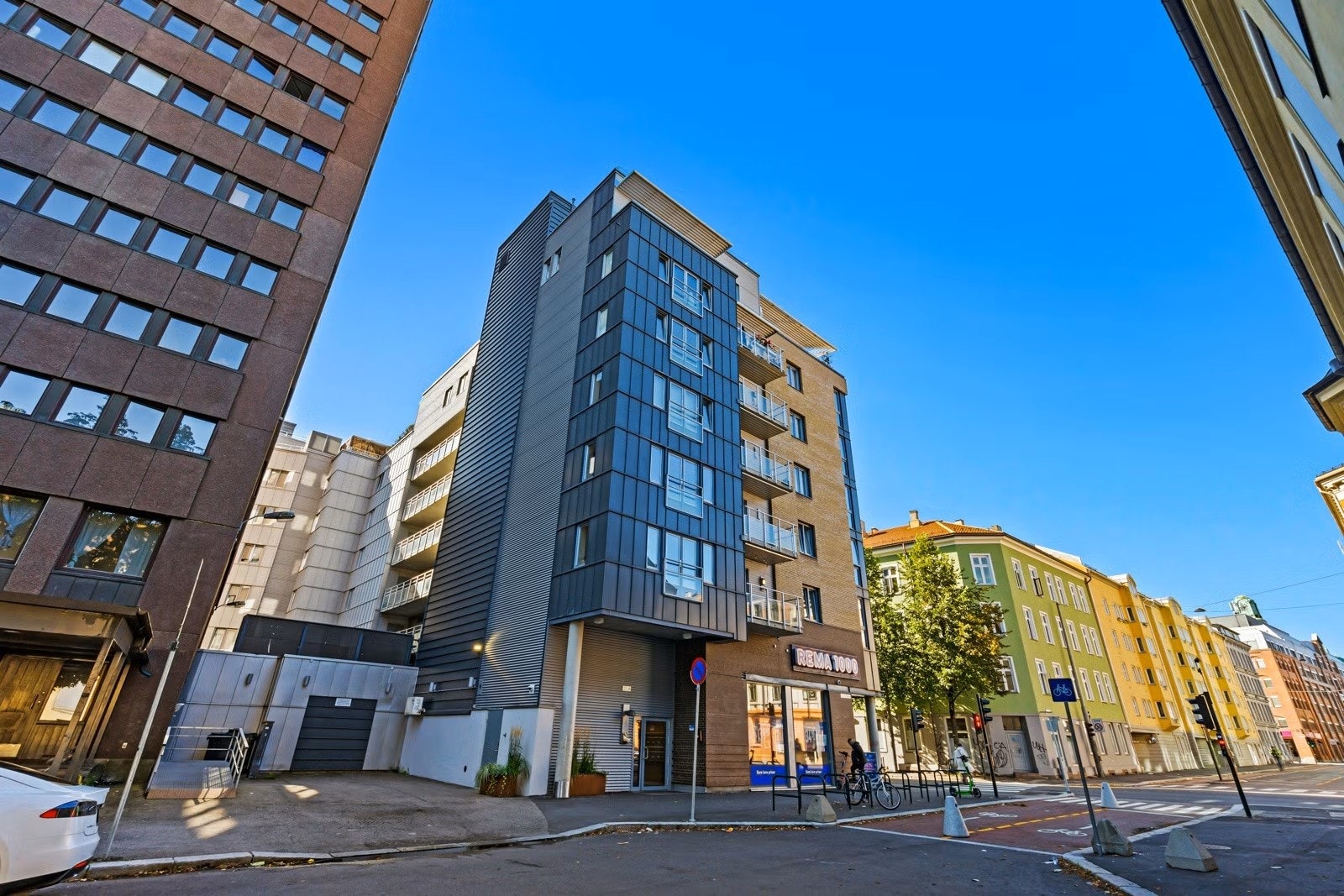 Byggets fasade med REMA 1000 praktisk plassert i 1. etasje, noe som gir enkel og rask tilgang til dagligvarehandel rett utenfor døren. Galleribilde
