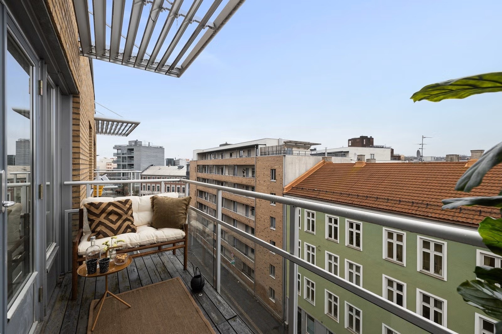 Her er det god plass til utemøbler og grill - et hyggelig sted for både hverdagsbruk og sosiale sammenkomster. Galleribilde