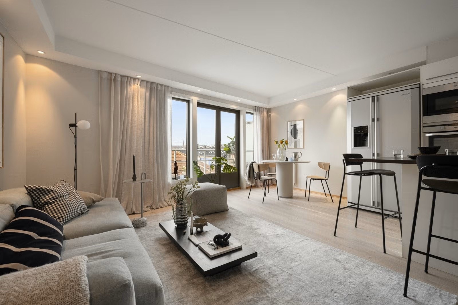 Boligen har en sosial åpen stue-/kjøkkenløsning. Galleribilde