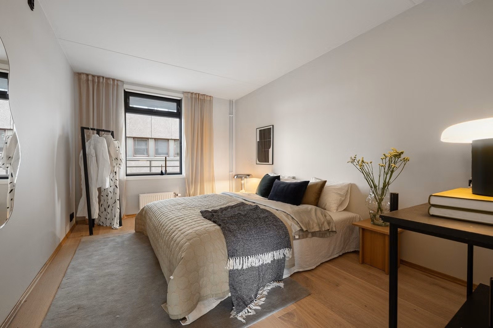 Hovedsoverommet er romslig og har god plass til dobbeltseng, nattbord og garderobeskap. Galleribilde