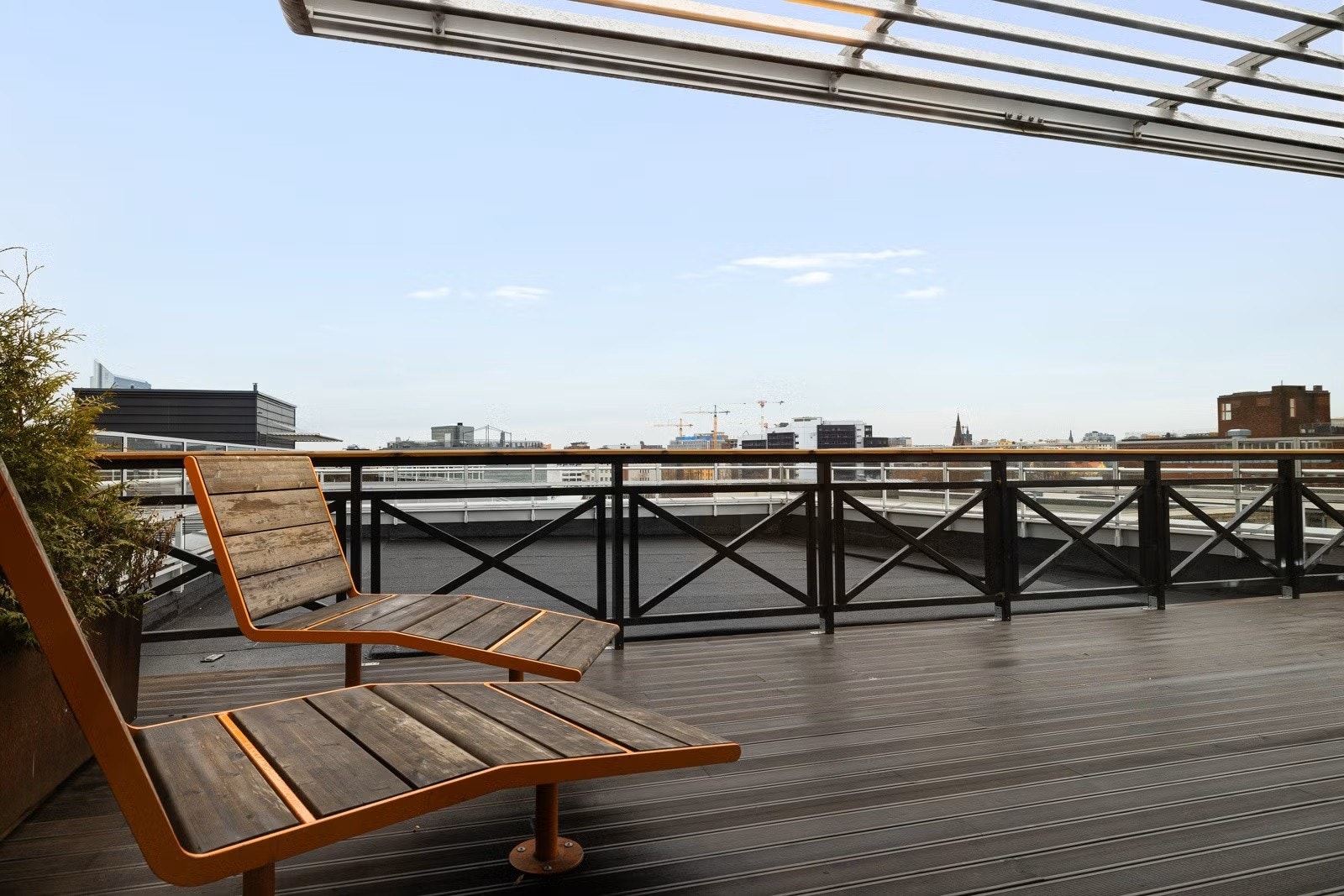 Eiendommen har tilgang til en flott felles takterrasse med gode solforhold og god plass til sittegrupper. Galleribilde