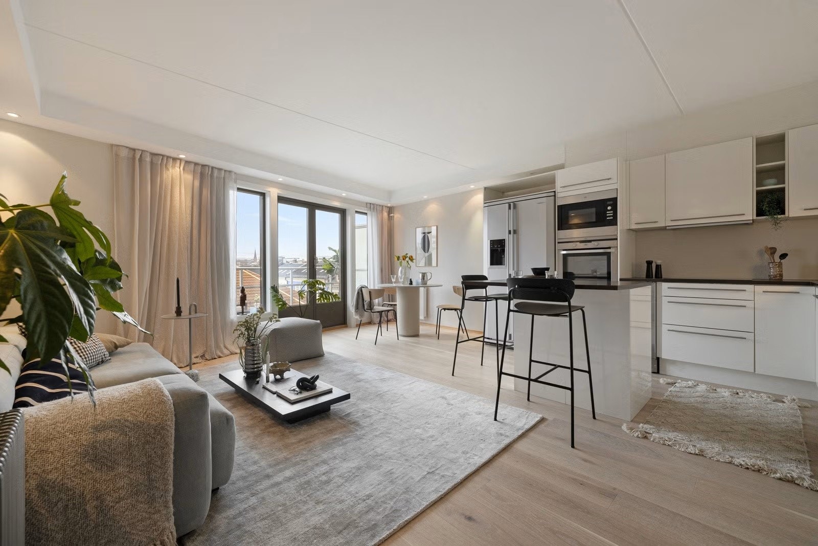 Boligen fremstår moderne og stilren med lyse overflater, store vindusflater og en luftig planløsning som gir rikelig med naturlig lys gjennom hele dagen. Galleribilde