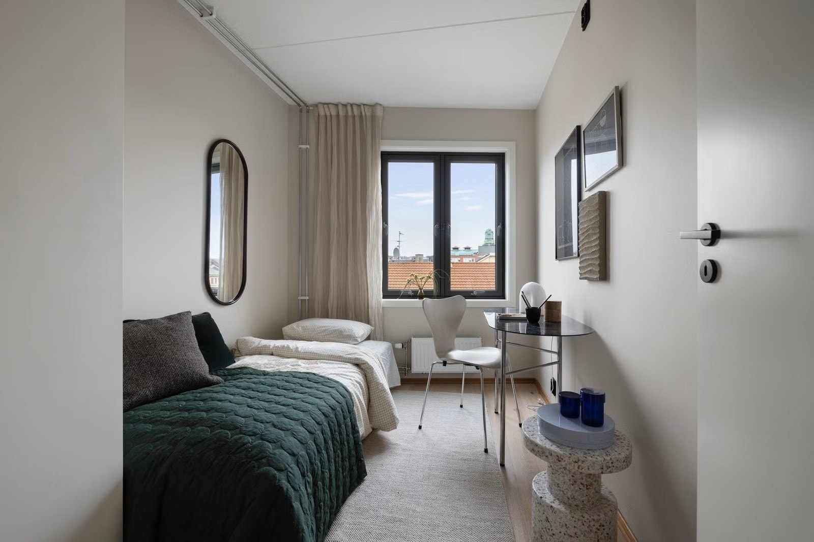 Soverom II er smart disponert og kan enkelt innredes med seng, garderobe og kontorplass, eller tilpasses etter behov som barnerom, gjesterom eller hjemmekontor. Galleribilde