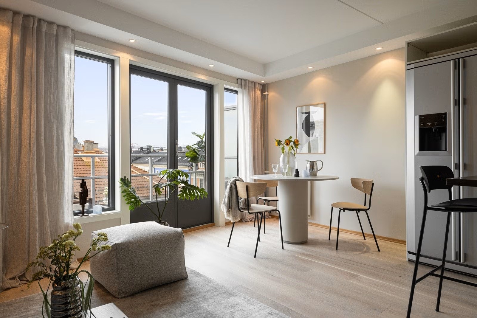 Planløsningen gir god fleksibilitet og gjør det enkelt å etablere naturlige soner for både sofagruppe og spiseplass. Galleribilde