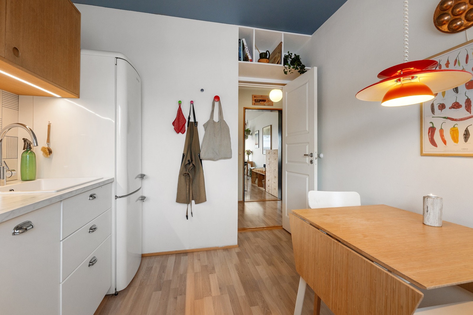 Kjøkkenet er utstyrt med integrert stekeovn, induksjonstopp, oppvaskmaskin, kombiskap, samt avtrekksvifte med kullfilter. Galleribilde