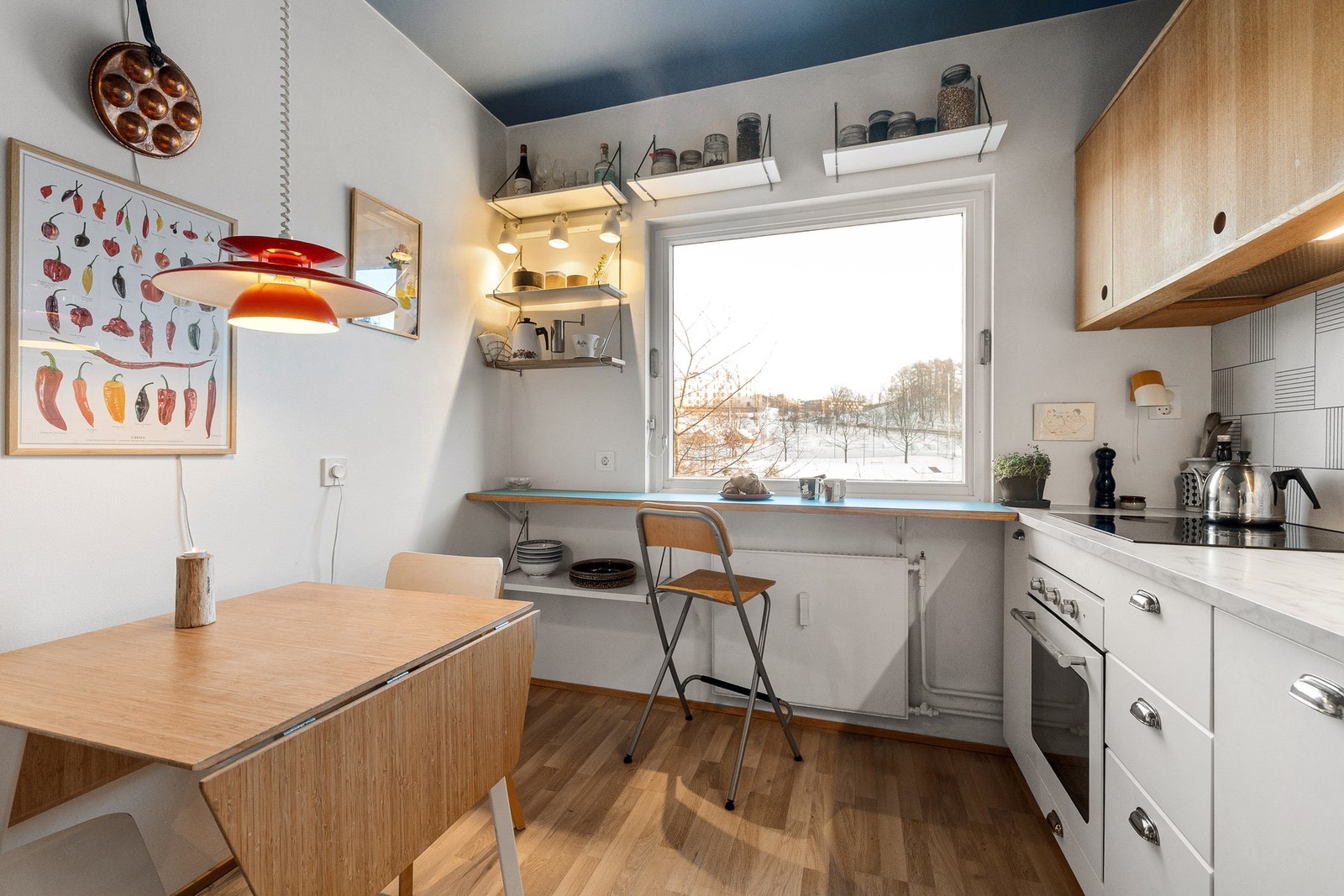 Kjøkkenet ble pusset opp i 2021 av tidligere eier, som var arkitekt og har designet løsningen selv. Galleribilde