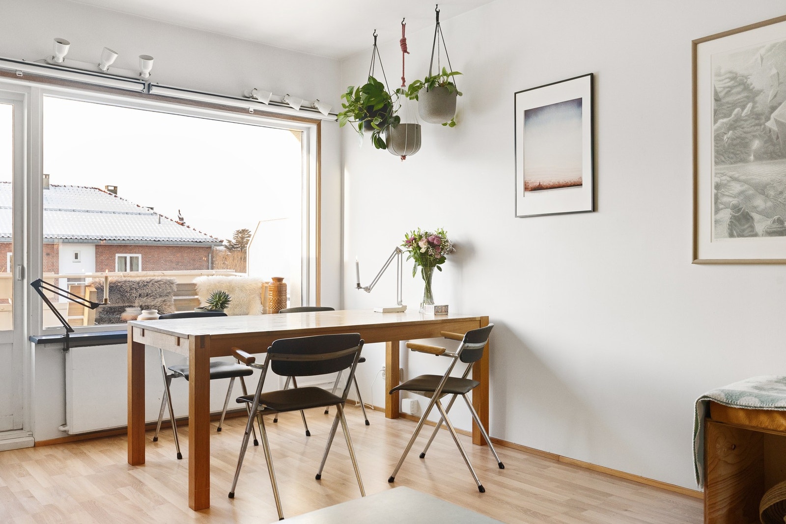 Stuen er et lyst og innbydende oppholdsrom med store vindusflater vendt mot vest, noe som gir et fint lys inn i rommet. Galleribilde