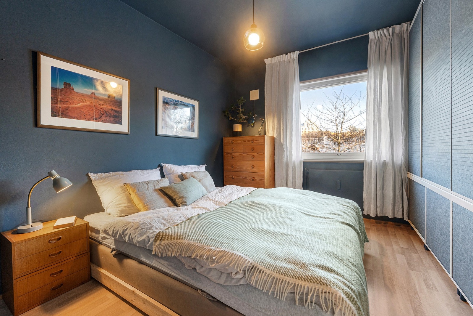 Hovedsoverommet er av god størrelse og har plass til dobbeltseng med nattbord på begge sider. Galleribilde