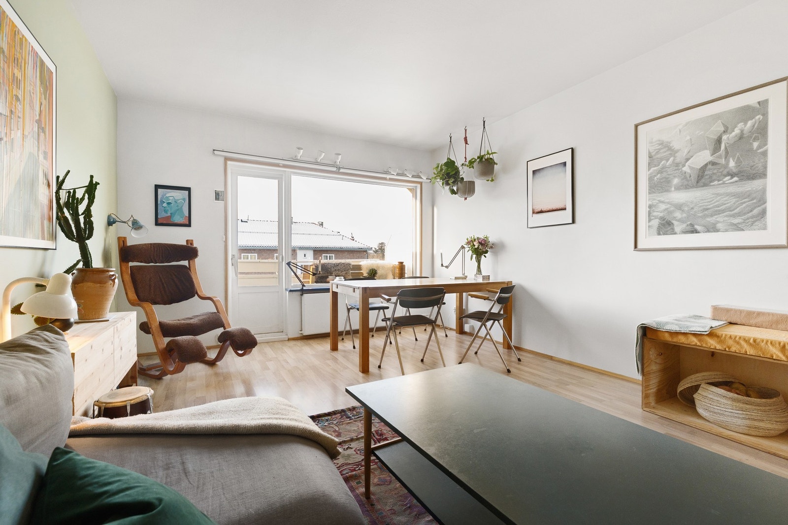 Ønsker du en rolig og usjenert bolig med umiddelbar nærhet til byens puls? Denne 3-roms toppleiligheten på attraktive Tøyen oppfyller nettopp dette. Galleribilde