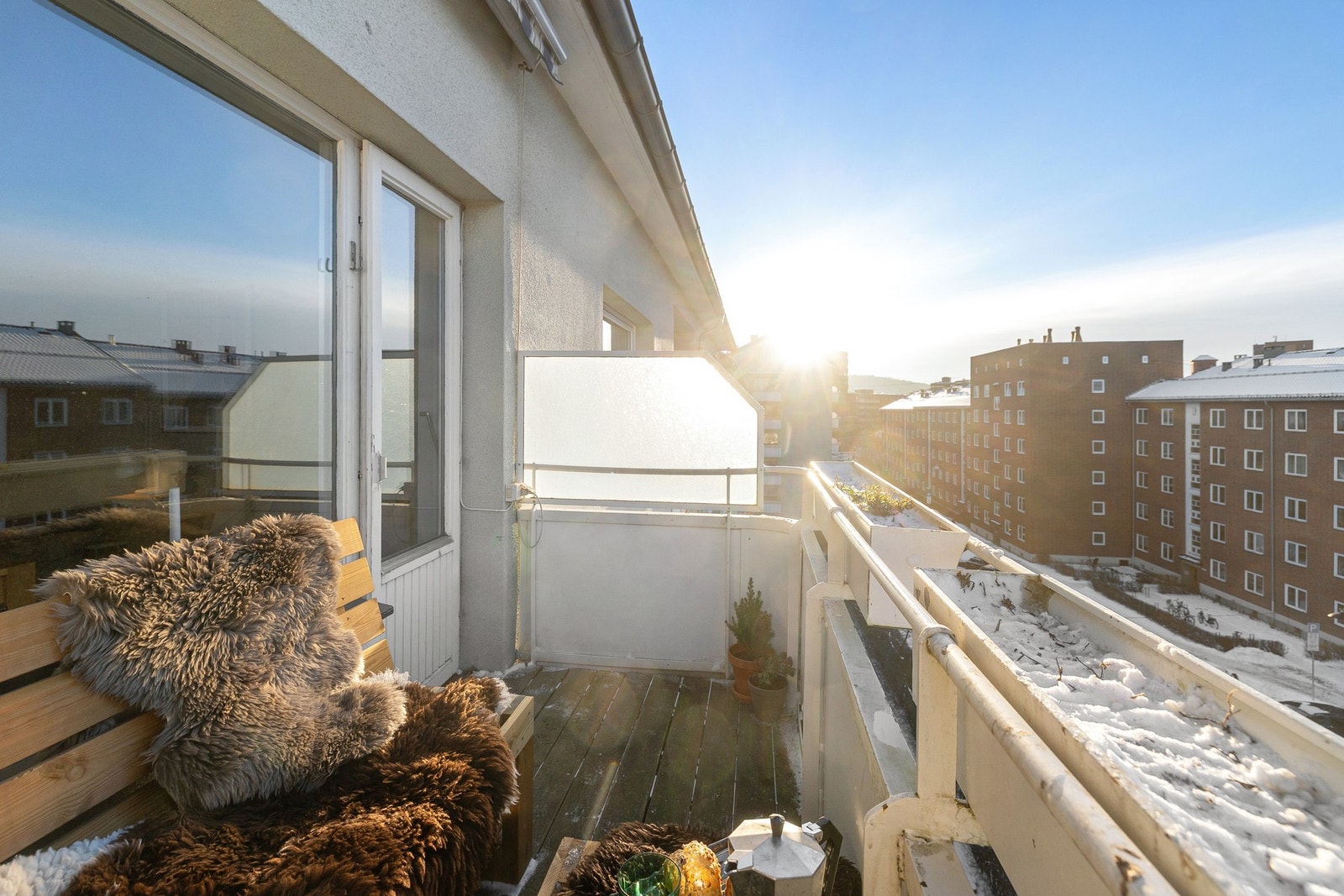 Leiligheten har en usjenert og tilbaketrukket beliggenhet i en rolig blindgate. Galleribilde