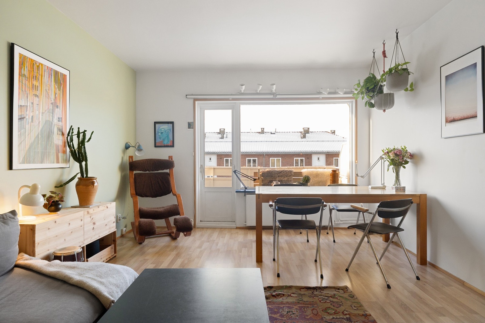 Her er det enkelt å møblere med flere naturlige soner for både spiseplass og sofagruppe. Galleribilde