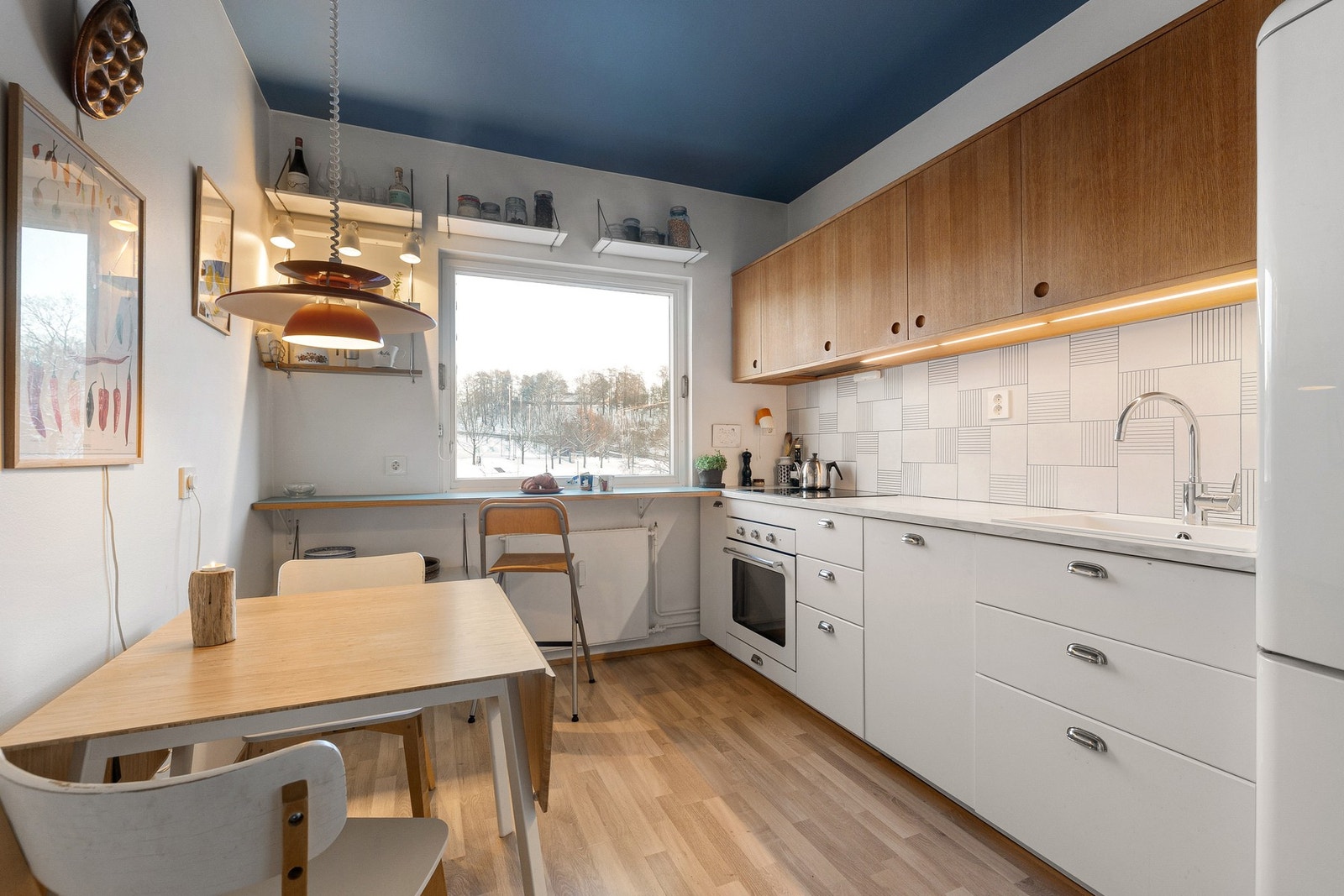 Kjøkkenet er praktisk utformet i eget rom og tilbyr gode arbeidsflater. Galleribilde