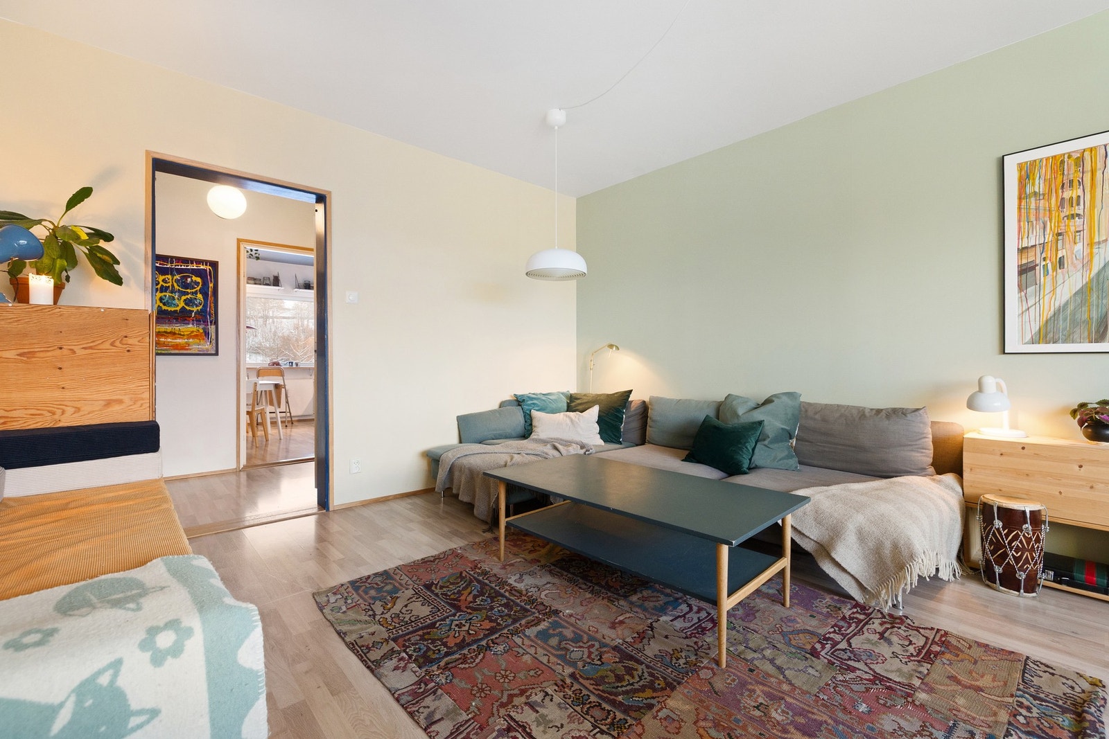 Dette er en hyggelig stue som danner en komfortabel og funksjonell ramme for både hverdagsliv og sosiale sammenkomster. Galleribilde