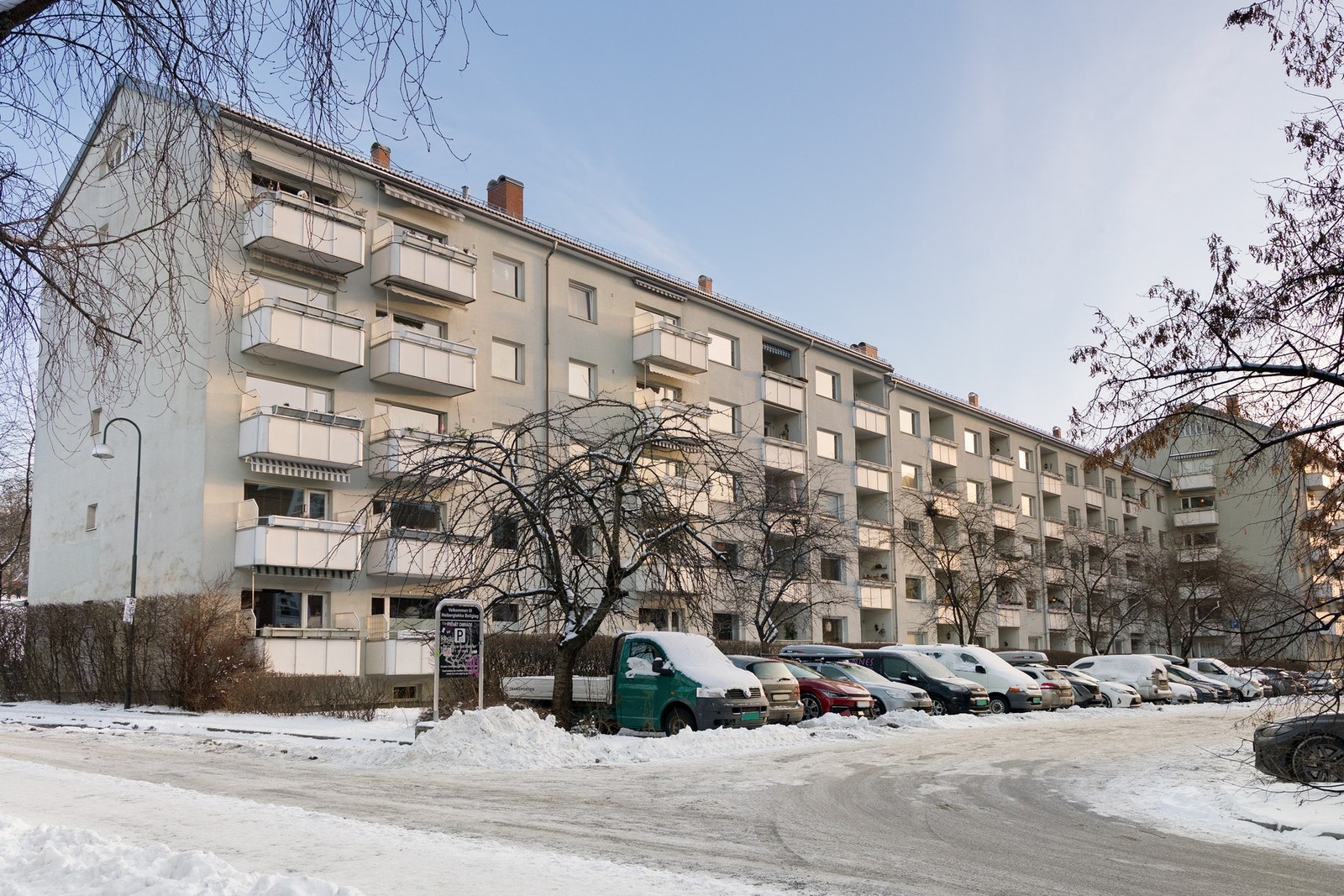 Aksjelaget har totalt åtte gjesteparkeringsplasser på kortsidene av bygget. Galleribilde