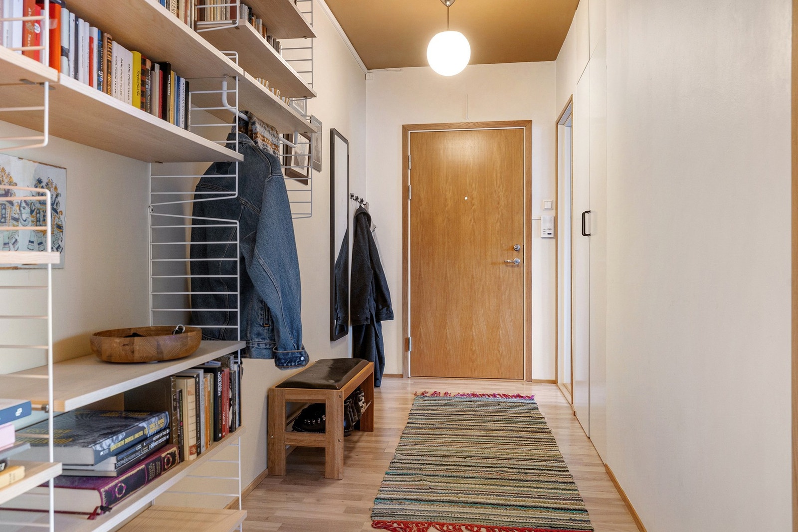 Vel innenfor inngangsdøren møtes man av en fin entré som gir et hyggelig førsteinntrykk av denne gjennomgående leiligheten. Galleribilde