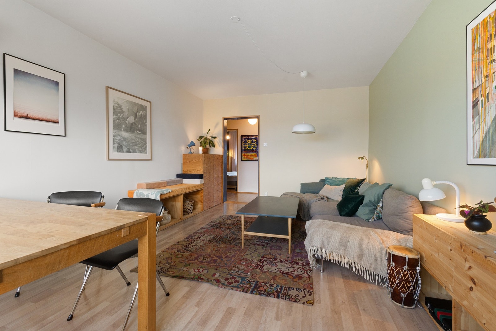 Stuens vegger er malt i lyse, tidløse farger som sammen med 3-stavs laminatgulv gir et moderne uttrykk. Galleribilde