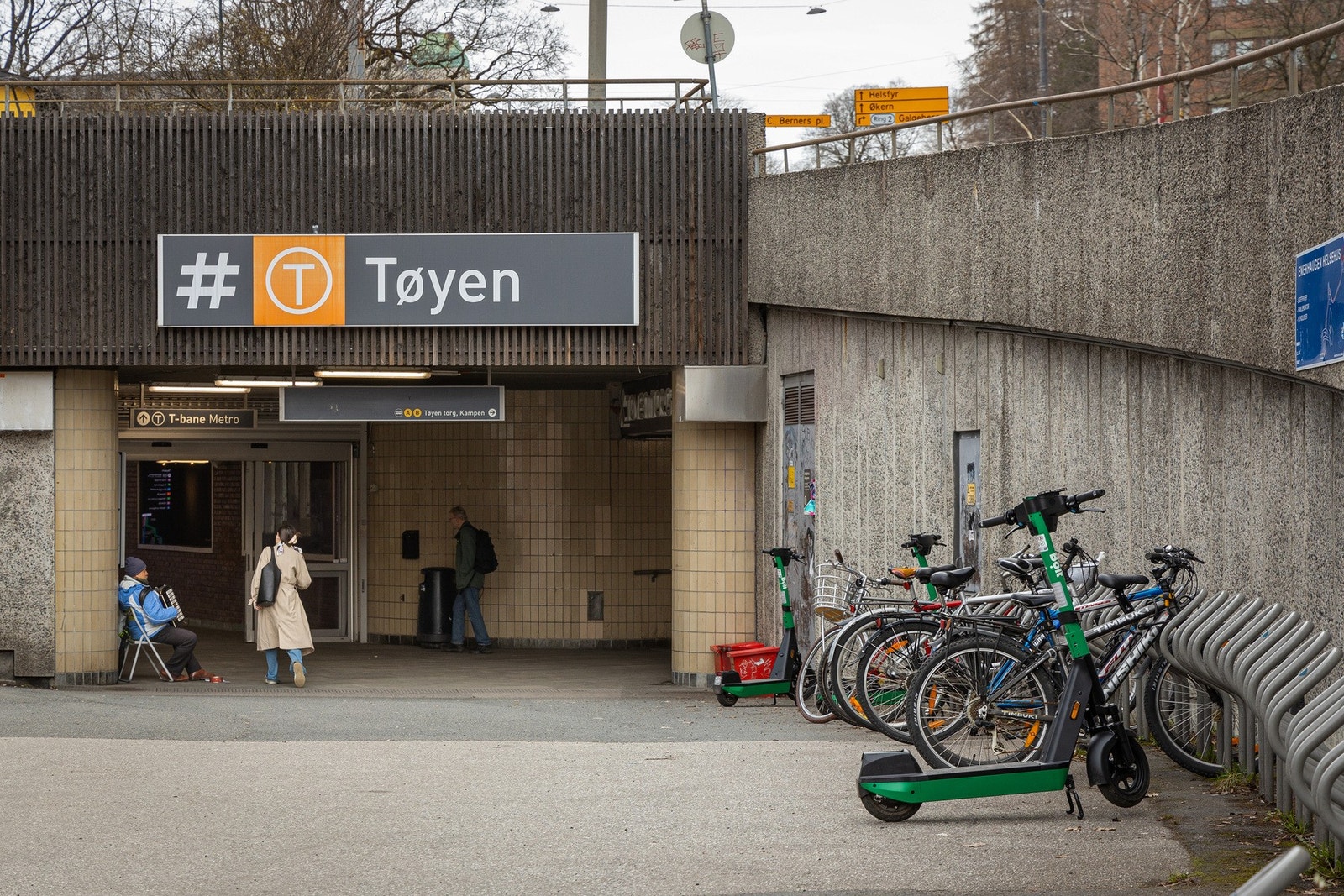 Nærområdet har et godt tilbud innenfor offentlig kommunikasjon med hyppige avganger på buss- og T-baneforbindelser. Tøyen T-banestasjon ligger få minutters gange fra leiligheten. Galleribilde