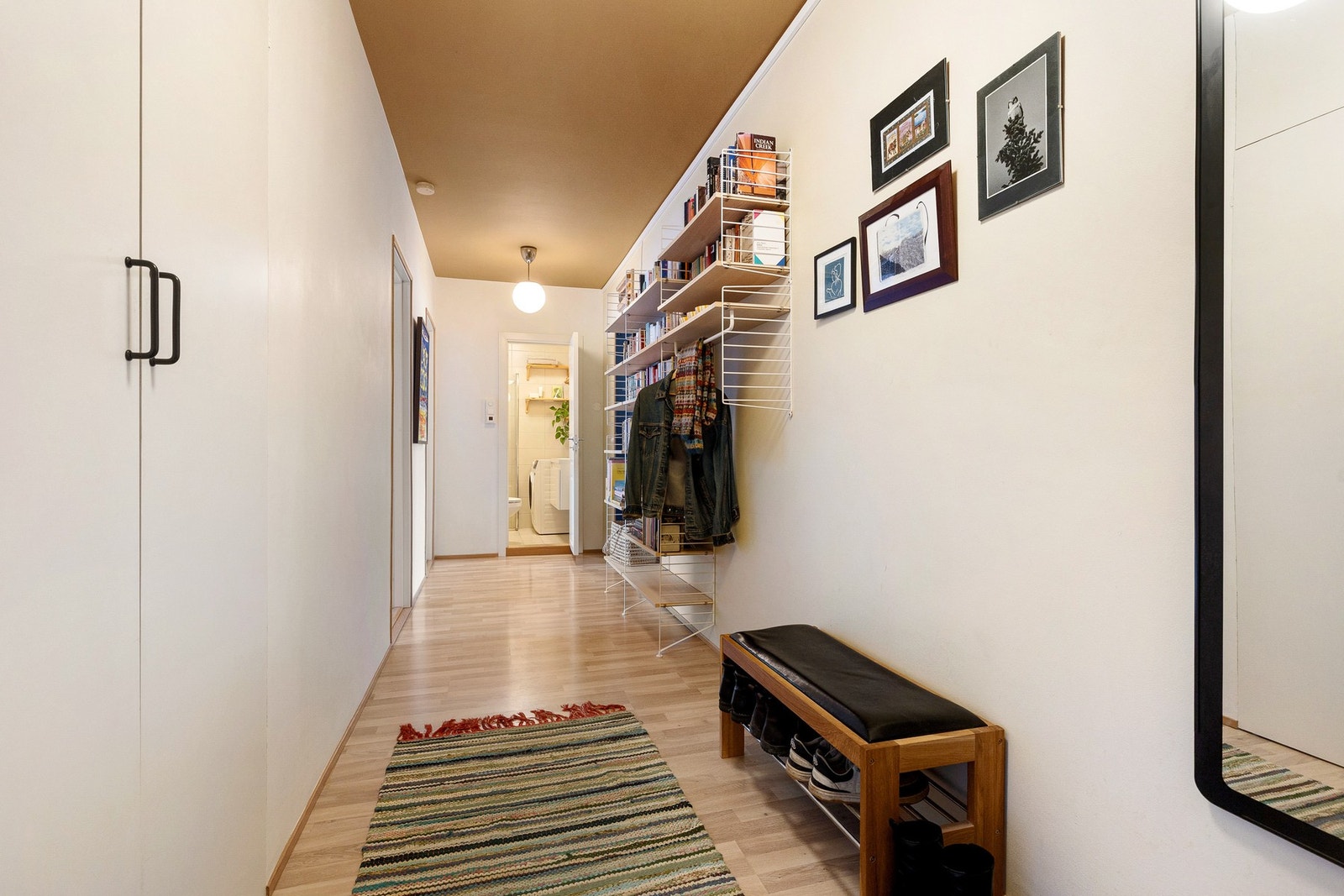 Gjennomgående 3-stavs laminatgulv i boligen skaper en helhetlig og moderne stil. Galleribilde