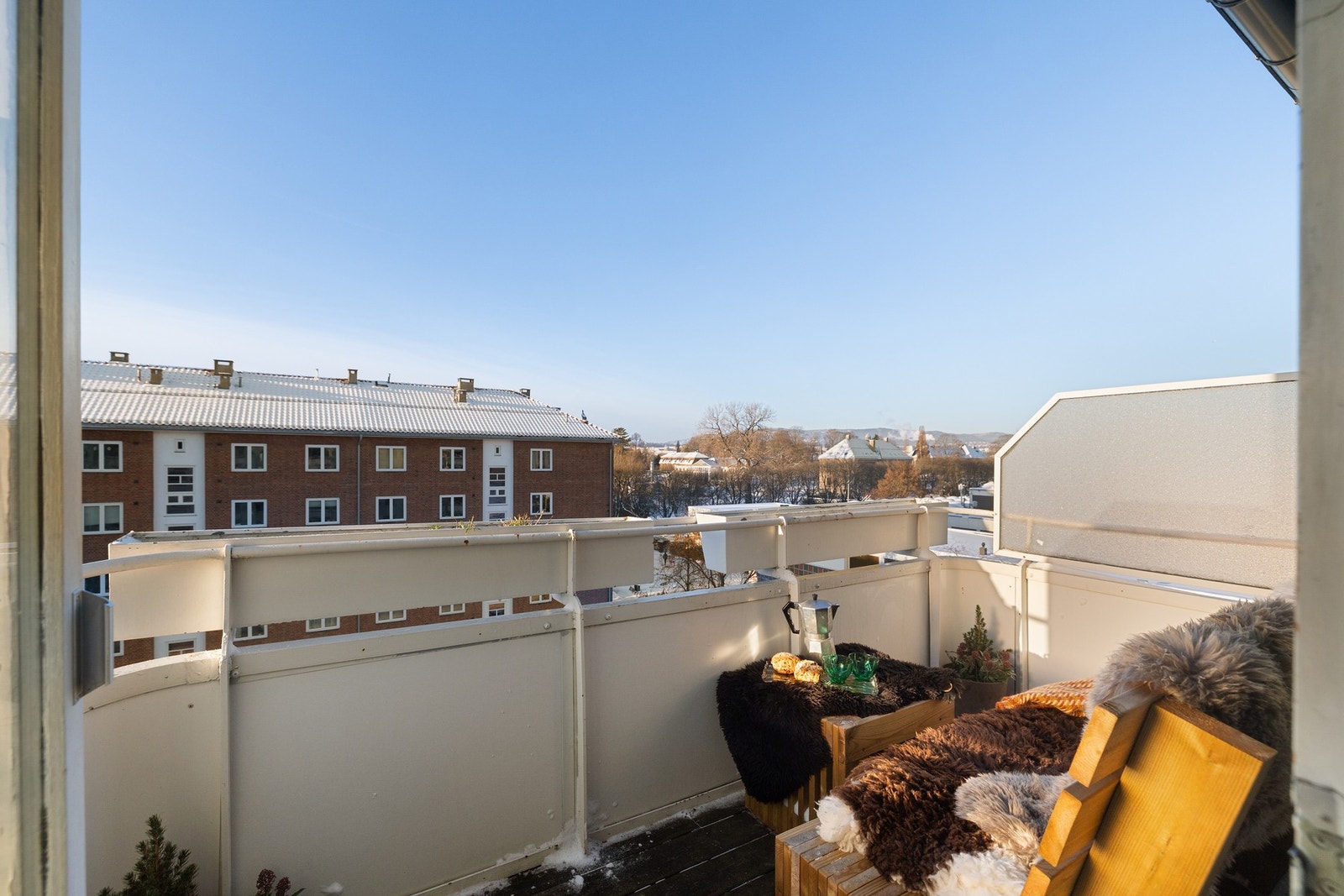 Fra stuen er det utgang til balkongen, noe som bidrar til en god sammenheng mellom inne- og uterom samt et fint utsyn. Galleribilde