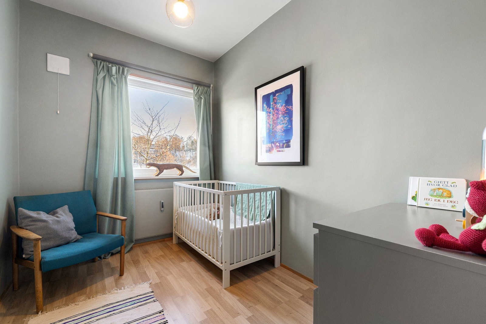 Soverom 2 er et lyst og trivelig rom med fint naturlig lys fra vindu mot parken. Galleribilde