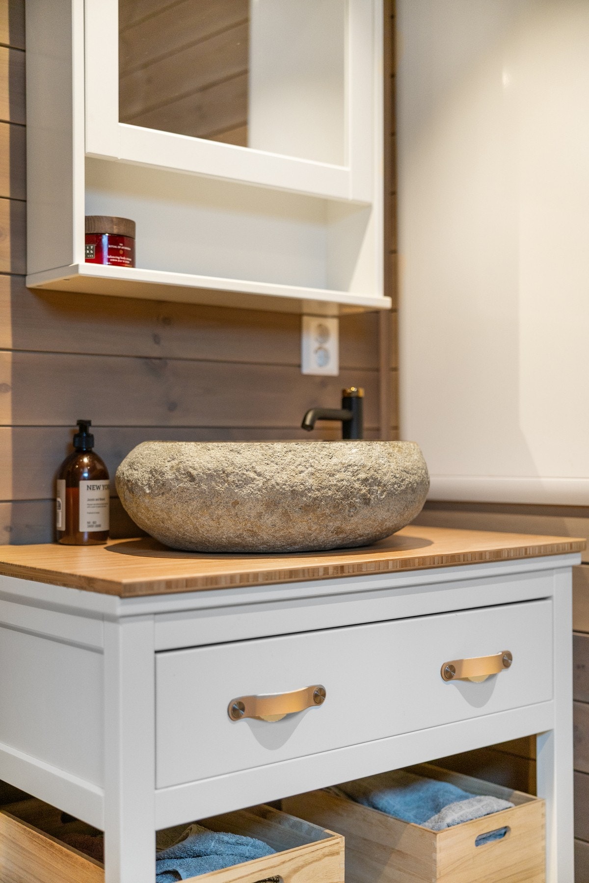 Badet er innredet med toalett, dusjnisje, servant og opplegg for vaskemaskin. Galleribilde