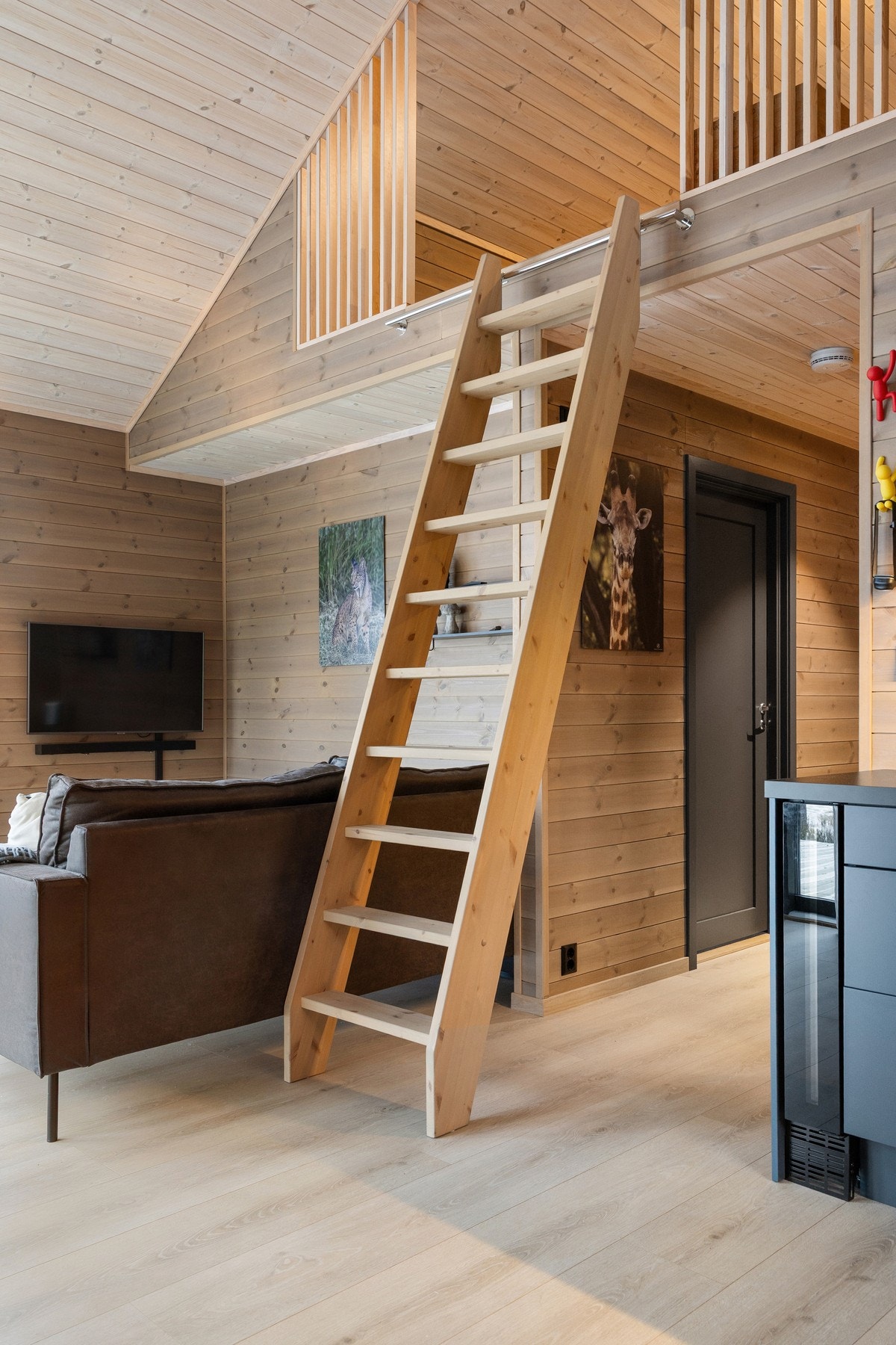 Åpen hems inn fra stue/kjøkken. Galleribilde