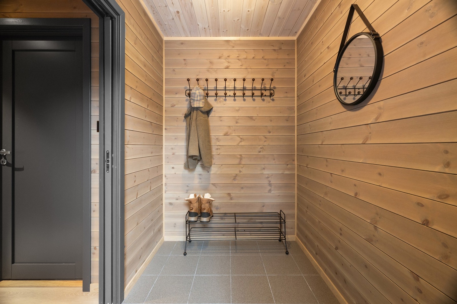 Entreen gir et godt førsteinntrykk av hytta. Det er et romslig inngangsparti med god plass til oppheng av yttertøy og plassering av sko. Flislagt gulv med varmekabler. Galleribilde