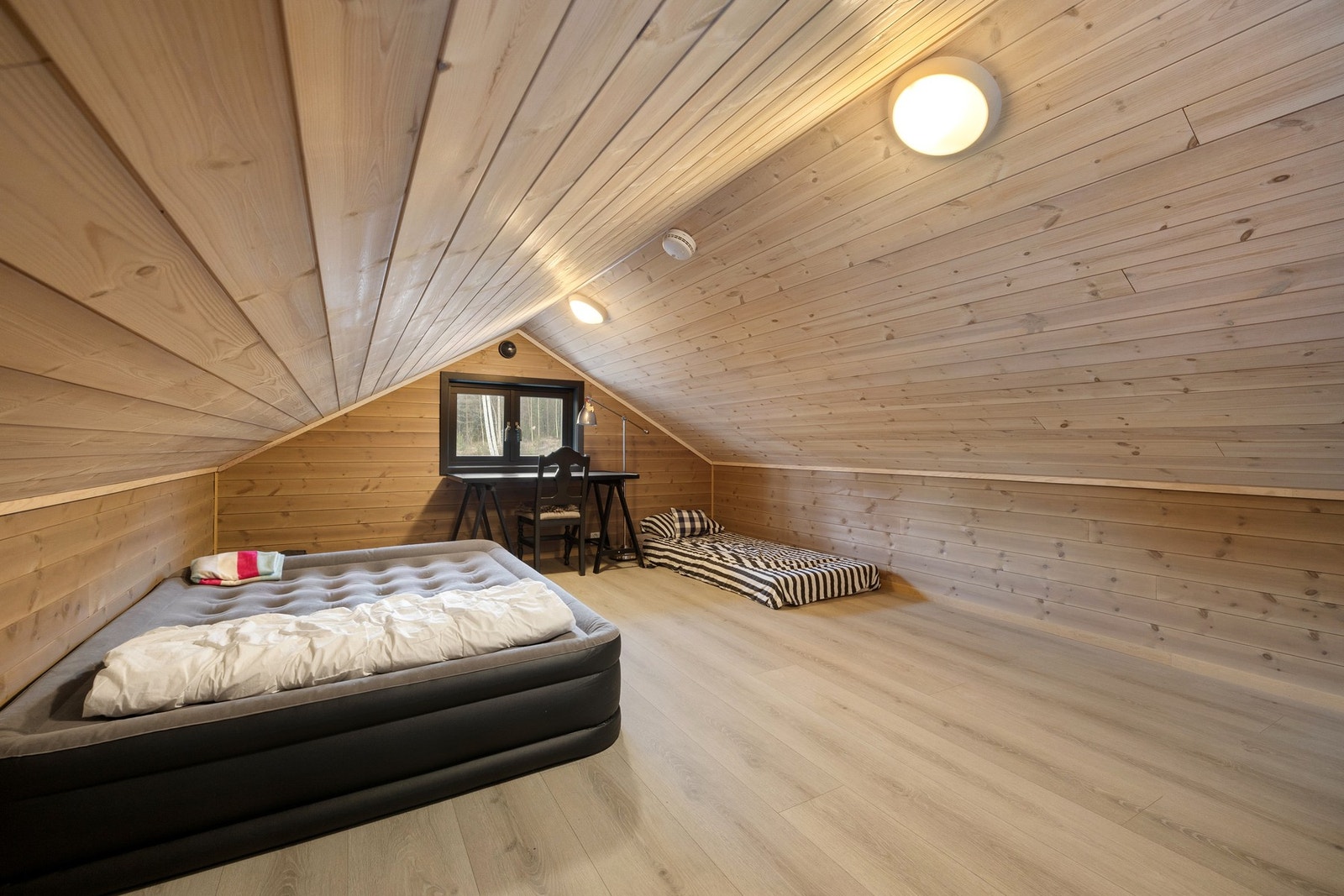 Hemsen har gulvareal 20 m², ikke måleverdig areal. Enkel fastskrudd stig opp til hems. Hemsen har gode overnattingsmuligheter. Galleribilde