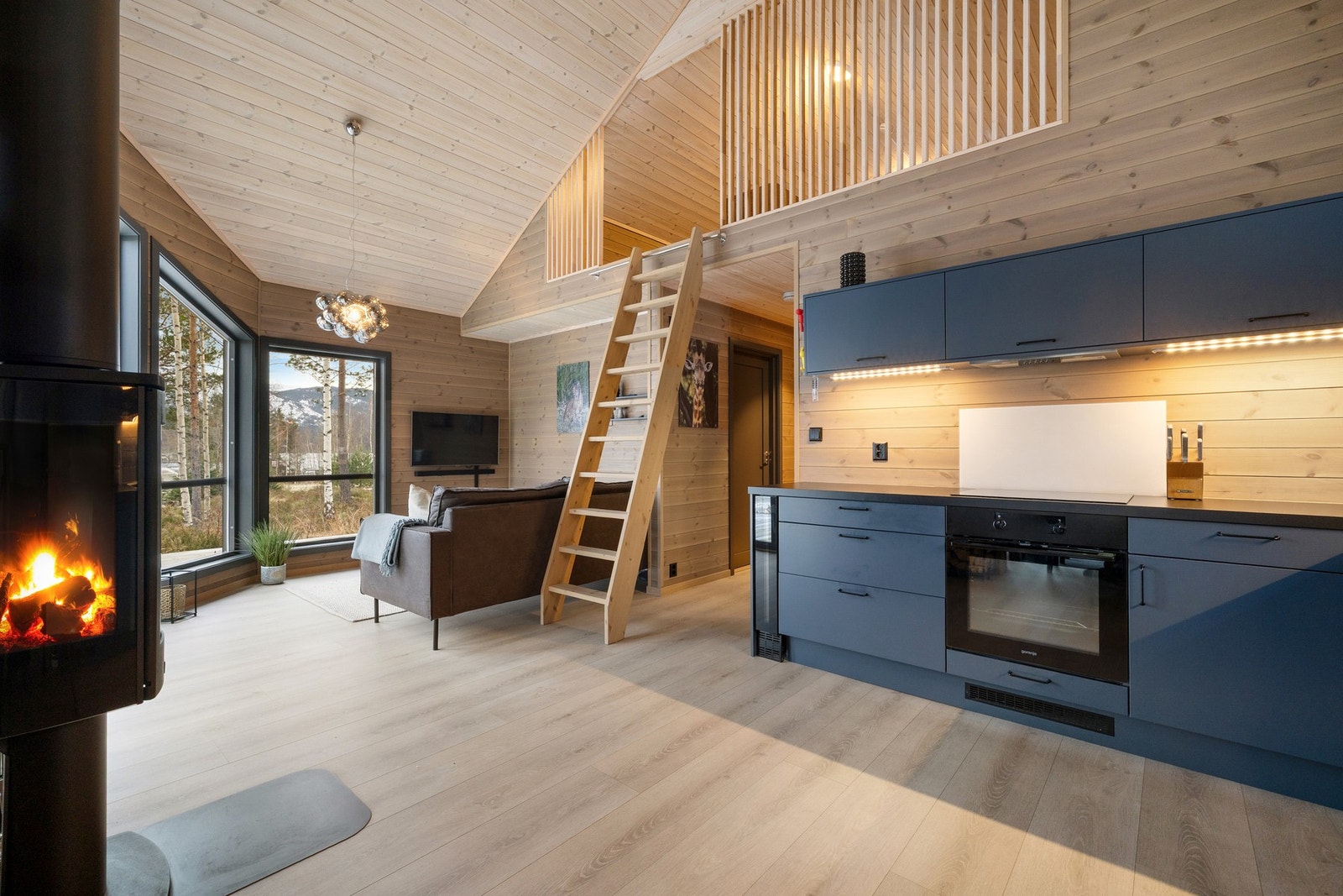 Kjøkkenet er stilrent med innredning med glatte fronter og benkeplate i laminat. Galleribilde