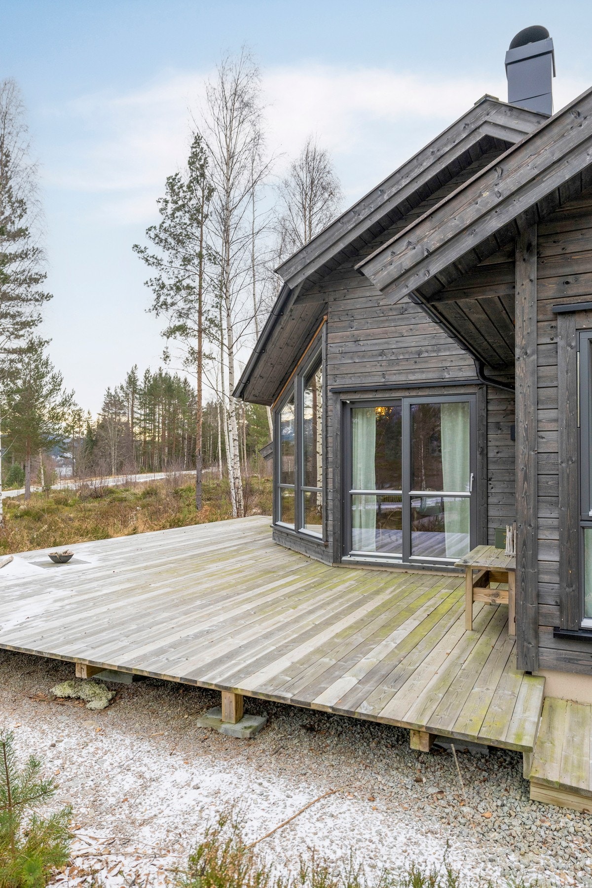 Stor platting med direkte adkomst fra stue, med god plass til utemøbler og hyggelige uteopphold. Galleribilde