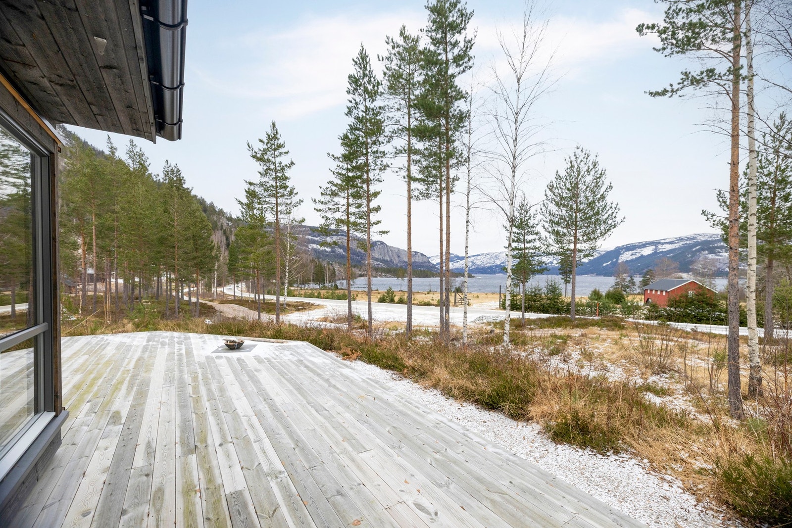Romslig uteplass som gir gode solforhold og fri utsikt mot innsjø og fjellandskap. Galleribilde