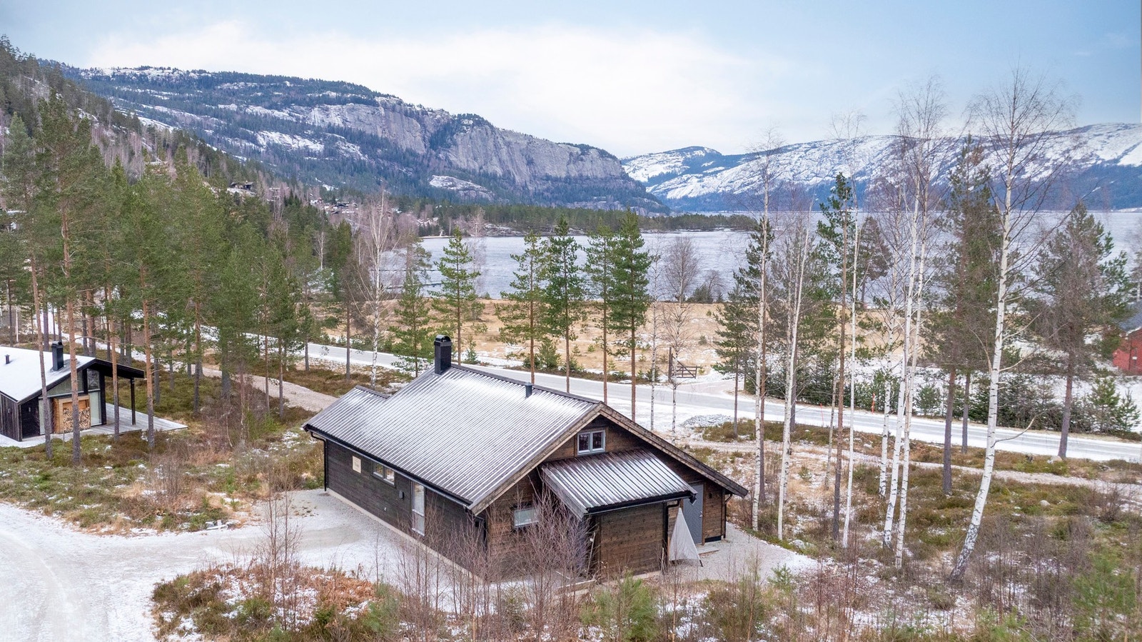 Hytta ligger pent plassert i terrenget med gode uteområder og utsikt mot Nisser. Galleribilde