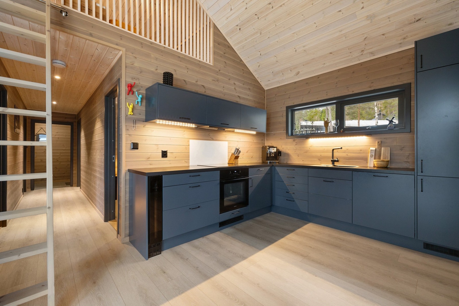 Det er utstyrt med kjøl/fryseskap, oppvaskmaskin, komfyr og platetopp, samt moderne sikkerhetsløsninger som vannstoppsystem og komfyrvakt. Galleribilde