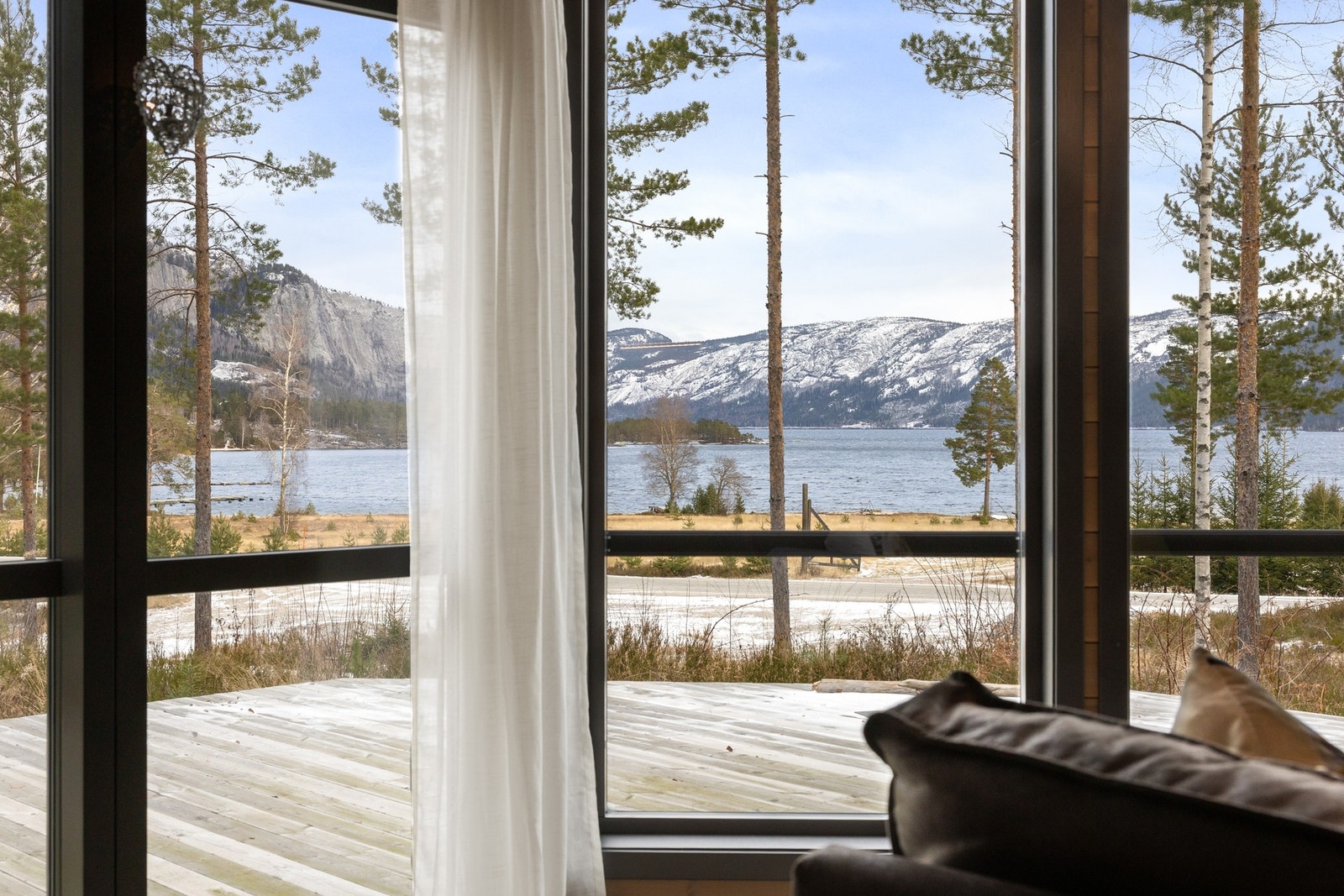 Store vindusflater slipper rikelig med naturlig lys inn og gir flott utsikt mot Nisser og omkringliggende natur, som kan nytes både fra sofagruppen og spiseplassen. Galleribilde