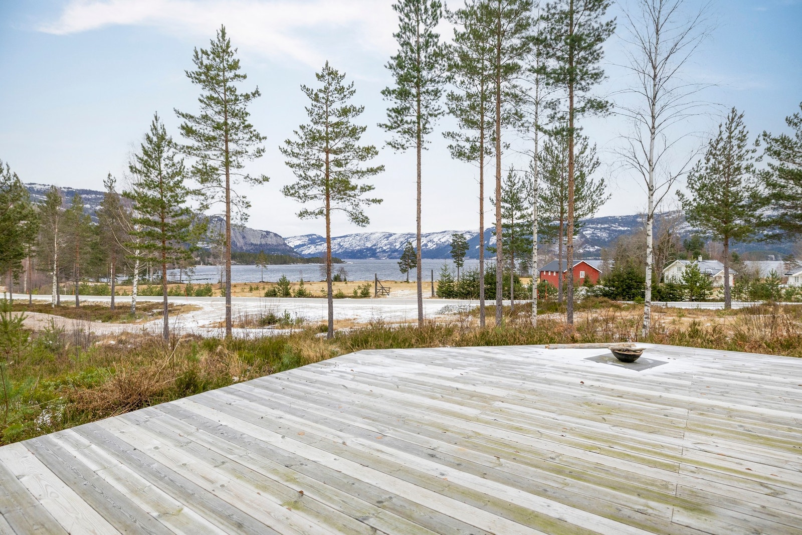 Flott utsikt mot Nisser og omkringliggende natur, et stemningsfullt blikkfang fra uteplassen. Galleribilde