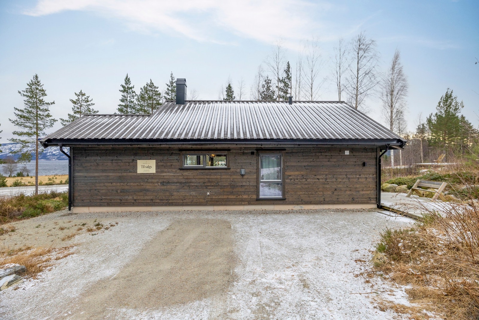 Parkering med el-bil lader. Galleribilde