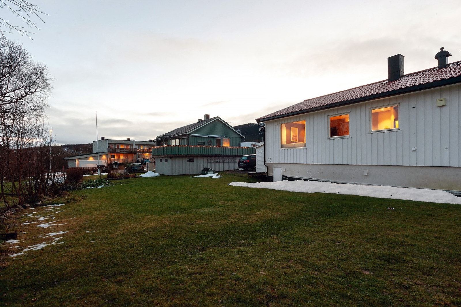 Uteområdet er opparbeidet med plen. Galleribilde