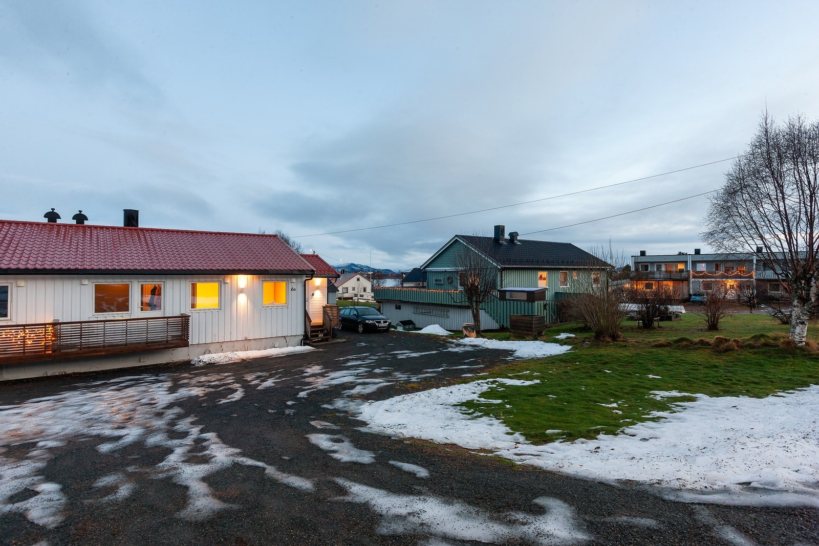 Da ble også gårdsplass opparbeidet. God plass til parkering av flere biler. Galleribilde