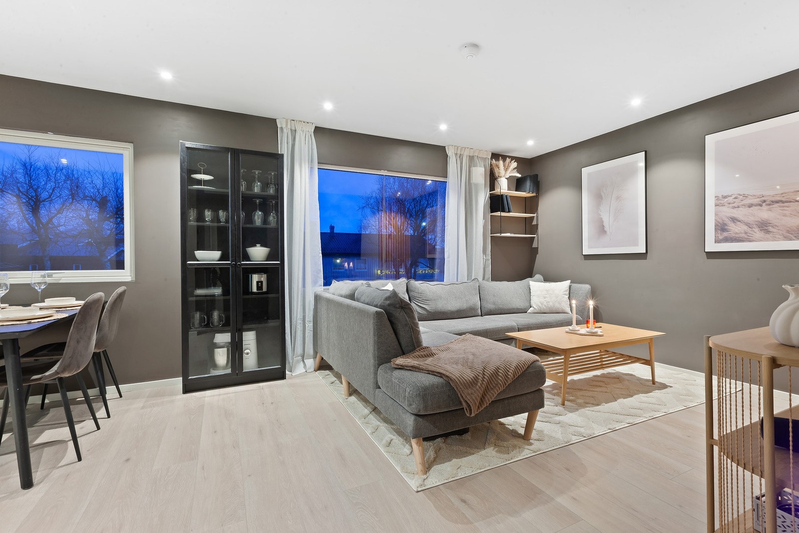 Tiltalende og lekker bolig hvor du ikke trenger å tenkte på innvendig oppussing med det første. Galleribilde