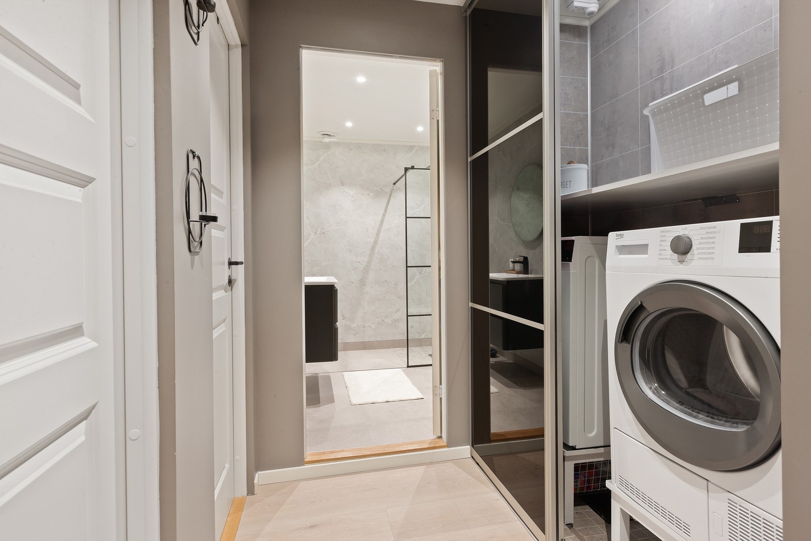 Her er plass til både vaskemaskin og tørketrommel. Galleribilde