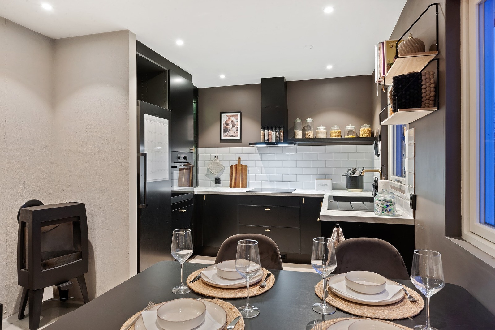 Her ligger alt til rette for hyggelige stunder, der man har god kontakt med gjester under matlagingen. Galleribilde