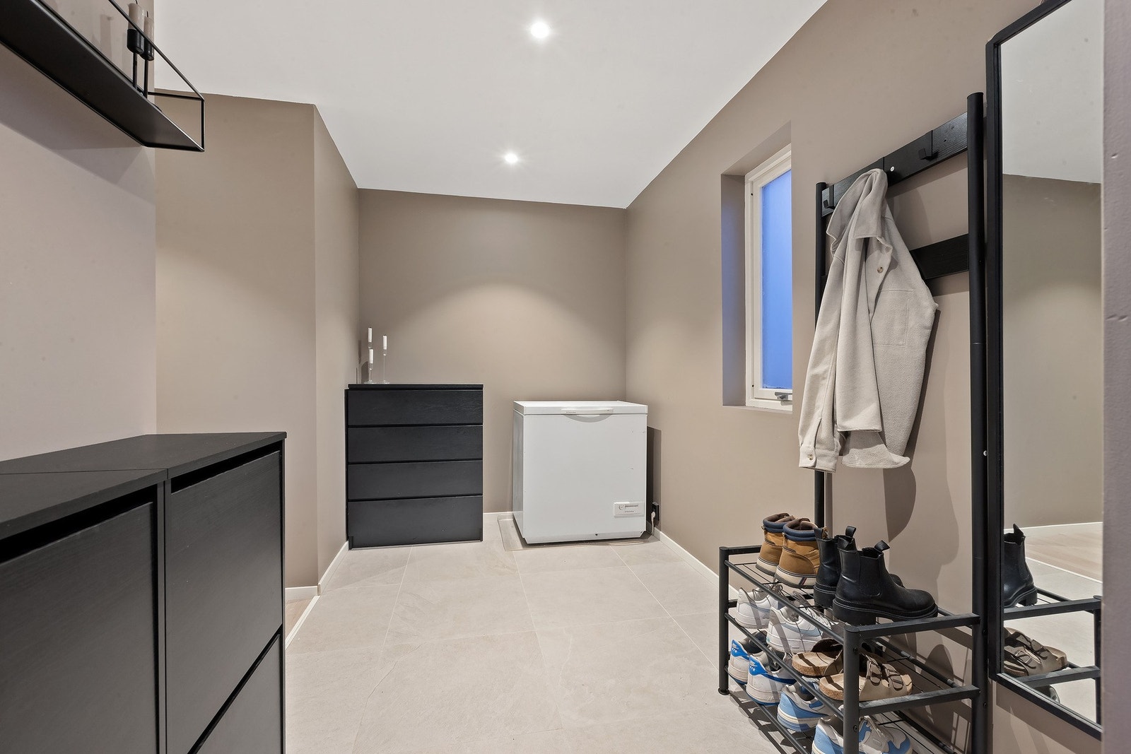 Tilbygg er blitt en romslig hall med god plass til å henge fra seg. Galleribilde