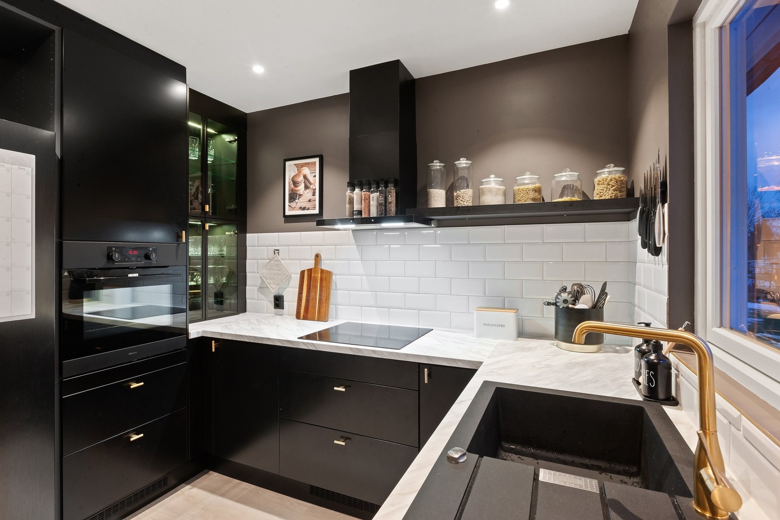 Kjøkken er utført med fine detaljer som glassskap med sotete glass med belysning, kitchenboard og nedfelt vask. Galleribilde