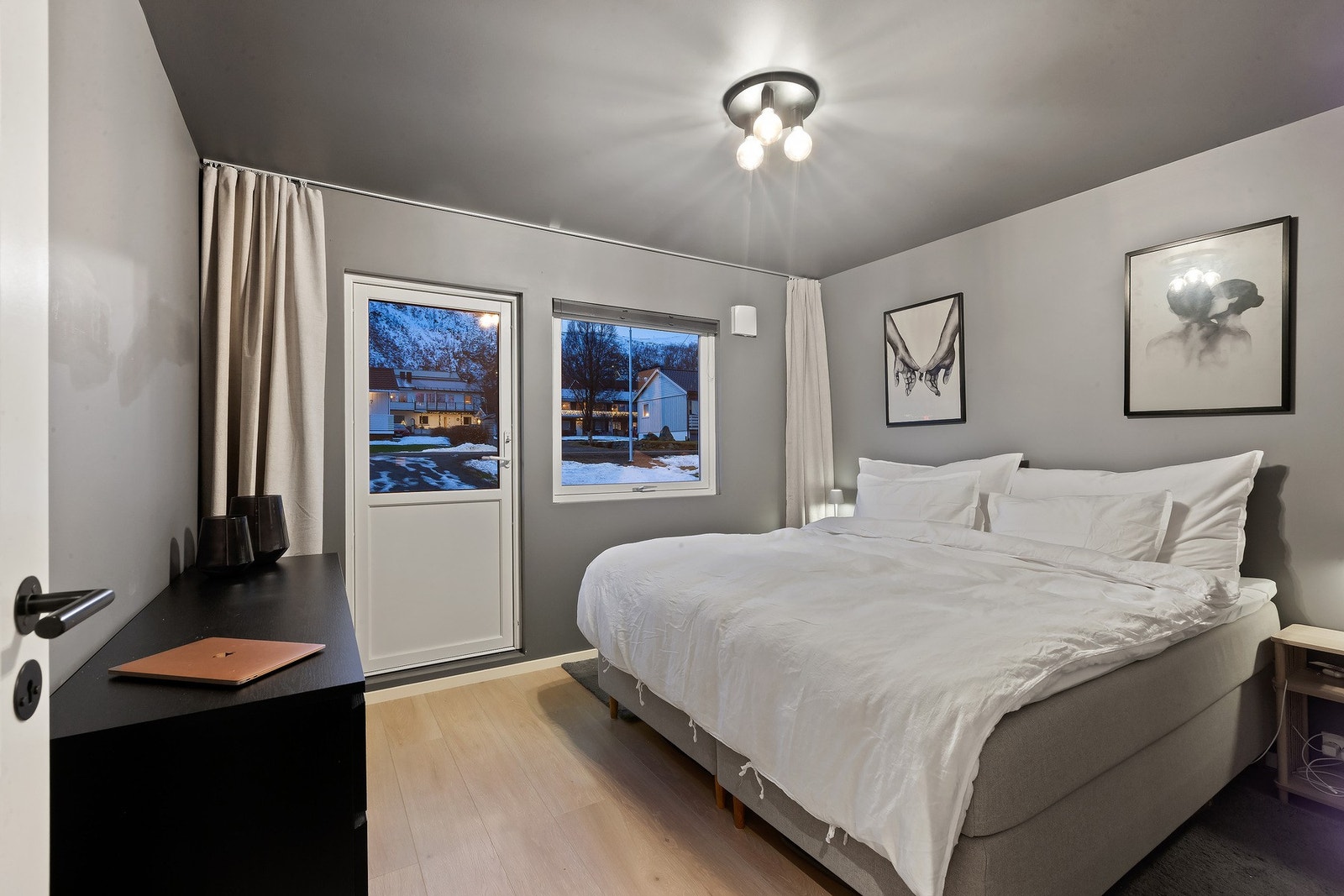 Hovedsoverom av god størrelse og utgang til veranda. Galleribilde