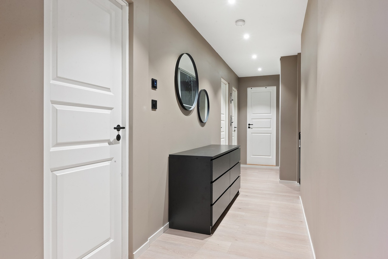 Det er åpen løsning mot gang hvor soverommene er fint plassert på rekke og rad. Galleribilde