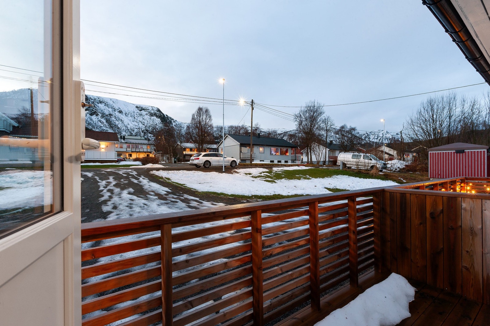 Koselig sørvestvendt veranda. Galleribilde