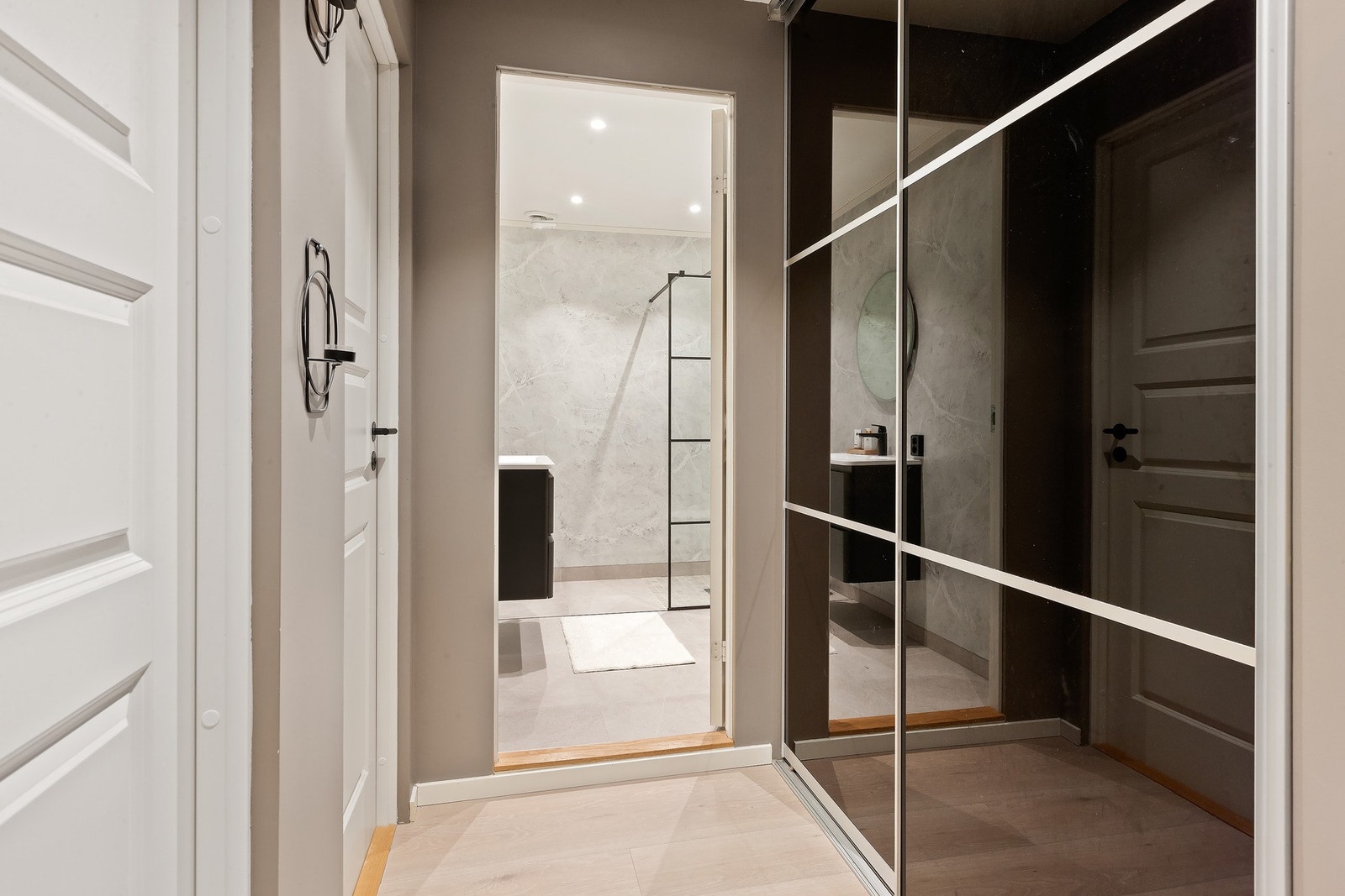 Bad er renovert og vaskerom er tiltenkt i nisje i gang skjult bak skyvedører. Galleribilde