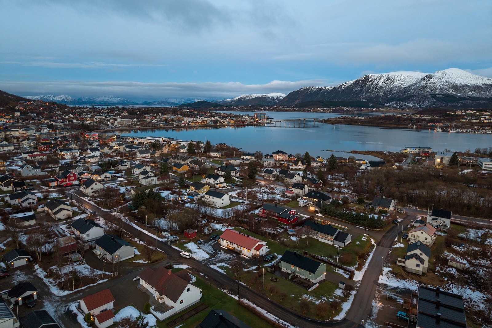 Eiendommen ligger i etablert, rolig og barnevennlig boligfelt på Søndre i Stokmarknes. Galleribilde