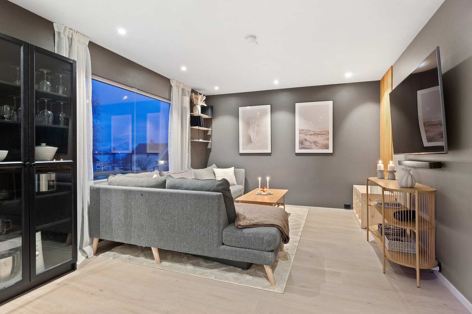 Her er det gode møbleringsmuligheter og tilrettelagt for både sofakrok og hyggestunder. Legg merke til spilevegg og lekker belysning. Galleribilde