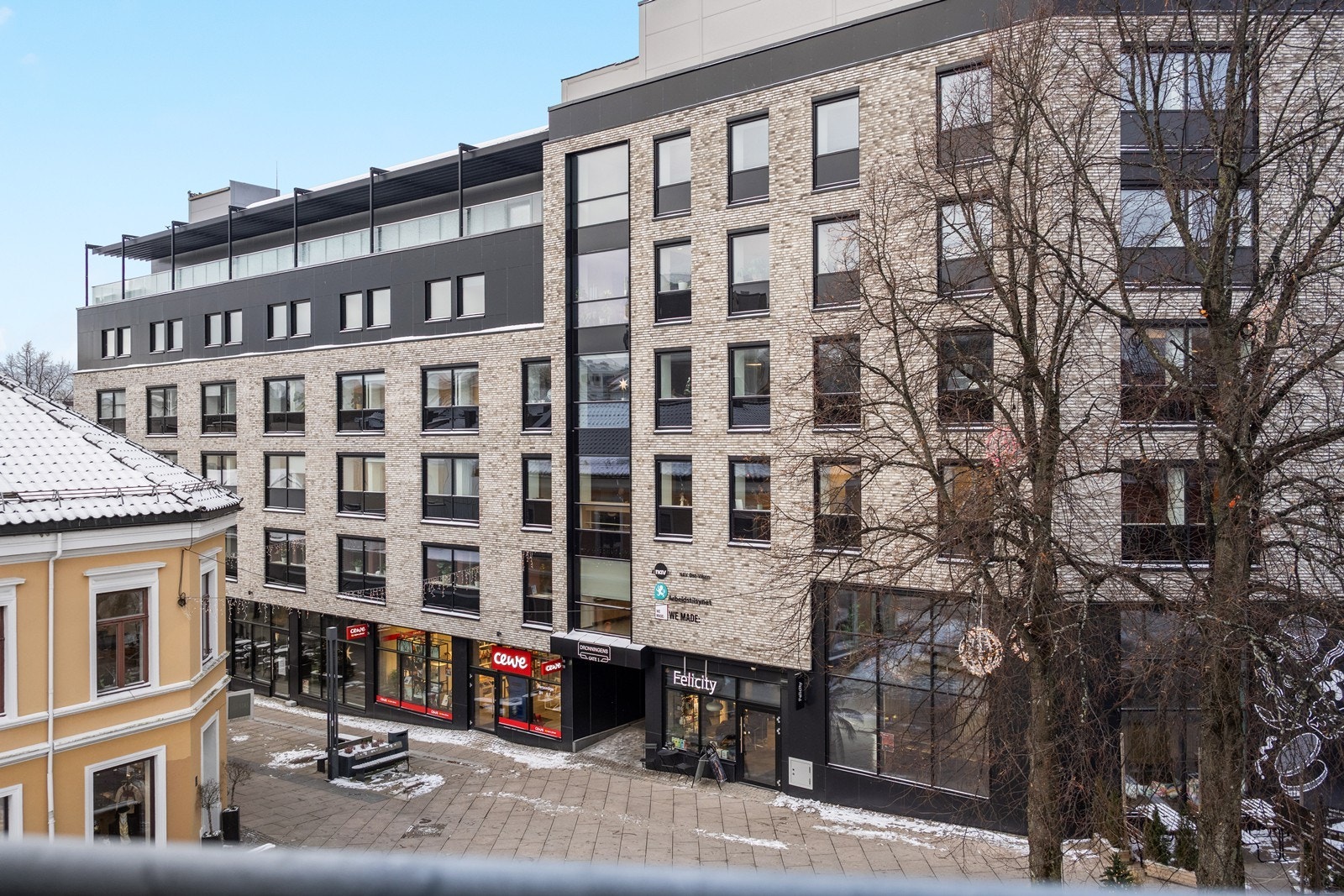 Fra leiligheten har man utsyn mot byens gater og arkitektur. Galleribilde